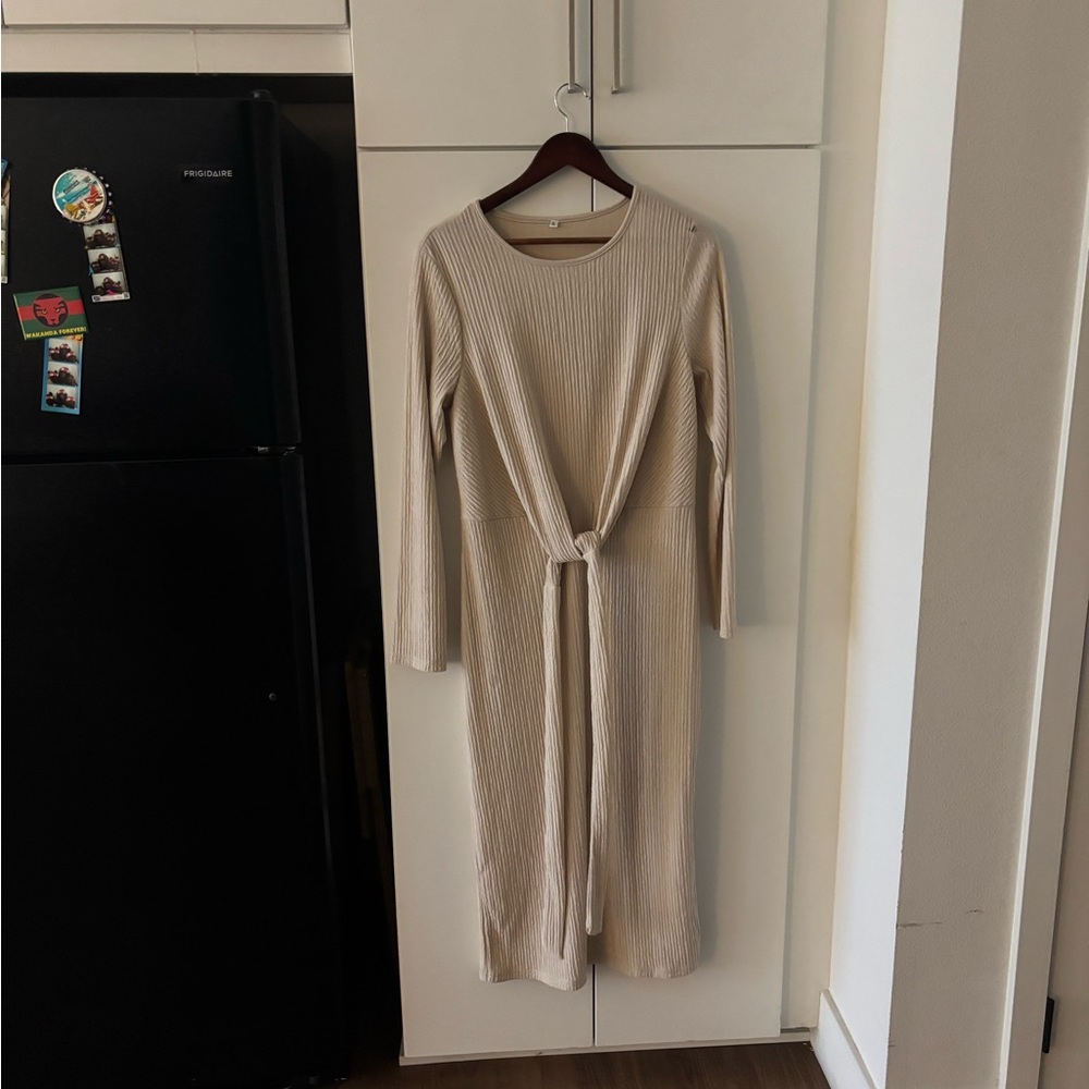 Elegant Beige Long Sleeve Dress - Picture 2 of 2